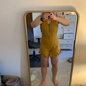 🌸 Dazey LA ruffle shortall/romper in mustard 🌸